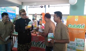 Kepala DPKPP Ajat Rochmat Jatnika saat mengunjungi stand pesta rakyat di kantor DPKPP, Cibinong, Kabupaten Bogor. Foto : Daniswara Mahendra/Jabarekspres.com