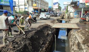 Truk Pengangkut Galon Masuk Galian Drainase di Lembang, Polisi Lakukan Rekayasa Lalu Lintas / Suwitno