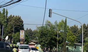 Semrawut! Kabel Menjuntai di Jalan Pertigaan Baros Cimahi Membahayakan Pengguna Jalan Semrawut! Kabel Menjuntai di Jalan Pertigaan Baros Cimahi Membahayakan Pengguna Jalan / Cecep Herdi