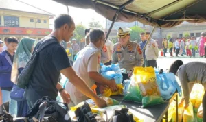 Polresta Cirebon membagikan sembako murah