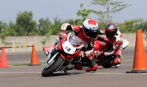 Pebalap belia yang tergabung dalam Astra Honda Racing School 2023 mendapatkan materi dasar balap oleh para mentor di trek AHM Safety Riding Park, Deltamas.