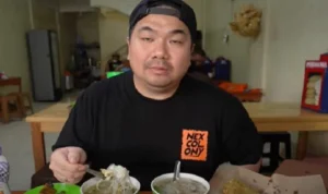 Nex Carlos makan soto