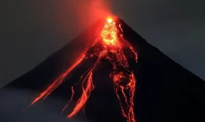 Gunung Berapi di Filipina Erupsi, Keluarkan Lava dan Gas Berbahaya (REUTERS/Romeo Ranoco)