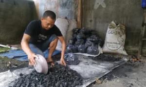 Berkah Idul Adha, Pedagang Arang di Sukabumi Kebanjiran Orderan! Berkah Idul Adha, Pedagang Arang di Sukabumi Kebanjiran Orderan!