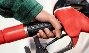 Menggoyangkan Motor Saat Isi Bensin Bisa Bikin Kebakaran? Begini Penjelasannya