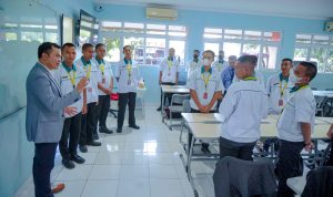 Kepala Dinas Pendidikan Jabar, Wahyu Mijaya saat memerikan arahan kepada siswa mengenai PPDB SMA, SMK dan SLB.