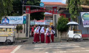 PPDB SMP Tahap 1 Kota Cimahi Disiapkan 4.000 Kuota Siswa SD Negeri di Kota Cimahi berada di depan gerbang sekolah usai jam pelajaran selesai. Untuk masuk jalur PPDB SMP, Disdik Cimahi telah menyiapkan 4.000 kuota siswa. (CECEP/JABAREKSPRES)