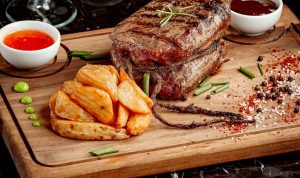 Pahami Jangan Sampai Salah Pilih! Tips Cara Memilih Daging yang Tepat untuk Dijadikan Olahan Steak Steak adalah hidangan daging sapi yang populer di seluruh dunia. Untuk menghasilkan steak yang lezat dan menggugah selera, pemilihan dan pengolahan daging sapi yang tepat sangatlah penting.
