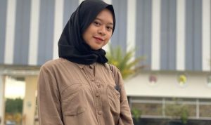 Untuk memenuhi kebutuhan hidup dia memilih berjualan brownies kue balok meleleh di belakang kampus Universitas Ahmad Yani Kota Cimahi.