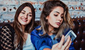 Aplikasi SNOW AI: Link Download dan Cara Edit Foto Ala Korea, Sudah Coba? Ilustrasi Selfie, Kamera Snow AI./ Pexels/ Vinicius Wiesehofer