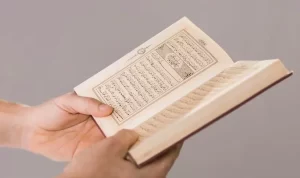 Seorang WN Prancis Ditahan Karena Robek Salinan Al Quran di Yunani
