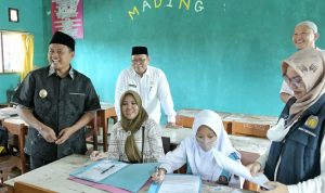 Wagub Uu Ruzhanul Tinjau Pelaksanaan PPDB SMA Negeri 1 Indramayu