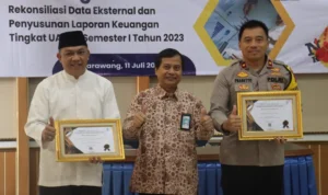 Polres Karawang Terima Penghargaan Sebagai Juara Satu Satker dengan Kinerja Pengelolaan Keuangan Terbaik Wakapolres Karawang Kompol Prasetyo PN saat menerima penghargaan dari KPPN Kabupaten Karawang. (dok.Polres Karawang)
