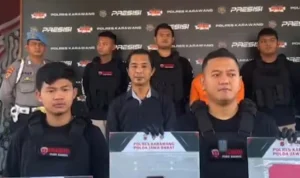 Kasat Reskrim Polres Karawang, AKP Arief Bastomy saat menunjukkan barang bukti kasus penyiram air keras di Mako Polres Karawang, Rabu (12/7)