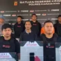 Kasat Reskrim Polres Karawang, AKP Arief Bastomy saat menunjukkan barang bukti kasus penyiram air keras di Mako Polres Karawang, Rabu (12/7)
