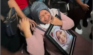 Ibu Korban pembunuhan siswi Mojokerto yang histeris usai mendengar putusan hakim (instagram @updatemojokerto)