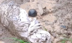 Penampakan mayat yang muncul dari dalam kubur karena tergerus longsor di Padang. (Instagram)