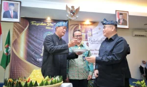 Upaya Bangkitkan Ekonomi Kota Bandung: Mulai dari Koperasi, UMKM Hingga Satgas Anti Rentenir Ema Sumarna (pegang piring) saat Milangkala Koperasi Pegawai Pemerintah Kota Bandung (KPKB) ke-61
