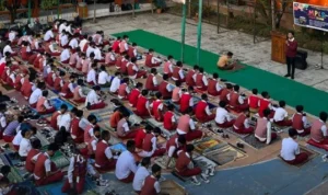 Pelaksanaan MPLS di salah satu SMP yang juga menerapkan hukuman yang mendidik dan mengasah konsentrasi. (instagram)