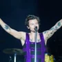 Saat Konser Harry Styles Dilempari Barang, Bagaimana Kondisinya?