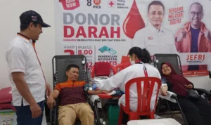 Ketua DPD PKS Kota Bandung Ahmad Rahmat Purnama saat memantau kegiatan donor darah di DPC PKS RAncasari. (dok jabarekspres)