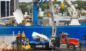 Puing-Puing Kapal Selam Titan diangkut: Ada Potongan Tubuh Diduga Sisa Korban Ledakan Puing-Puing Kapal Selam Titan diangkut: Ada Potongan Tubuh Diduga Sisa Korban Ledakan