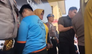 Pelaku pembegalan dan penusukan di Cianjur yang merupakan pasangan sesama jenis, saat dilakukan pers konferens dengan wartawan di Mako Polres Cianjur, Sabtu (22/7). (Cianjurjabareksrpes- dok Ikbal Slamet)