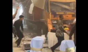 Kepanikan yang timbul setelah resepsi perinkana diseruduk truk tronton. (instagram)
