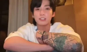 Jungkook BTS saat siaran langsung membahas lagu terbarunya berjudul Seven. (Youtube)