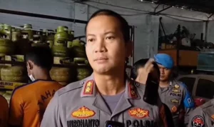 Polres Karawang Grebek Gudang Pengoplosan LPG Ilegal, Ribuan Tabung Gas Subsidi Sudah Disuntikkan Kapolres Karawang AKBP Wirdhanto Hadicaksono saat memberikan keterangan tentang penyalahgunaan gas bersubsidi atau LPG ilegal. Senin(24/7)