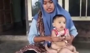 Viral, Bayi Berkaki Enam di Lombok, Kesakitan Alami Hal Ini Tangnkapan layar Youtube tentang kondisi terkini bayi berkaki enam di lombok. (youtube)