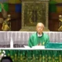 Tangkapan layar video viral yang memperdengarkan suara takbir dari dalam gereja yang diguncang gempa saat sedang misa. (tiktok)