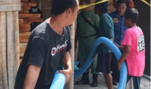 Proses evakuasi denga terlebih dahulu mneyedot air dari dalam lubang yang membuat 8 orang penambang enas terjebak di Banyumas. (radar Banyumas)