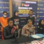 Polres Karawang saat konferensi Pers tentang penipuan tenaga kerja yang dilakukan seorang IRT. (instagram @satreskrim Polres Karawang)
