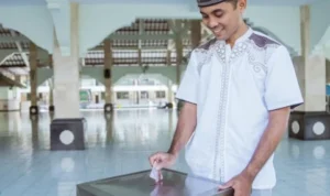 Ilustrasi manfaat sedekah dan menjadi dermawan dalam Islam. (freepik)