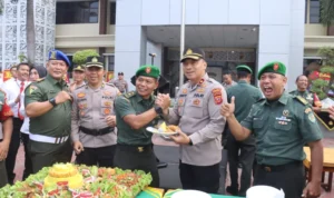Acara potong tumpeng yang dipersembahkan Kasdim 0604 Karawang Mayor Inf Jaja Jamaludin untuk Wakapolres Karawang Kompol Prasetyo PN saat merayakan HUT Bhayangkara di Mako Polres Karawang, senin (3/7). (Humas Polres Karawang)