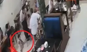 Bentak dan Pukul Balita Hingga Terluka, Wakil Direktur Rumah Sakit di Makasar Dipecat Video viral penganiaayan yang dilakukan Wakil Direktur Rumah Sakit di Makasar terhadap Balita hingga terluka.