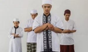 Ilustrasi gerakan sholat saat membaca doa iftitah. (freepik)