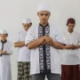 Ilustrasi gerakan sholat saat membaca doa iftitah. (freepik)