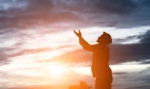 Ilustrasi ikhtiar spiritual dengan memperbanyak doa untuk mendapatk pekerjaan. (freepik)