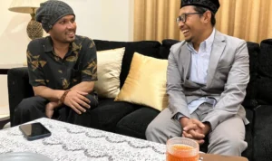 TUKAR PIKIRAN: Ketua PCI NU Jepang Ustaz Dr Achmad Gazali dengan pendakwah kondang Ustaz Hannan Attaki saat membahas motode dahwah ala NU di Masjid Trans Studio Mal, Kota Bandung, Jumat 7 Juli 2023 malam. 