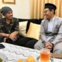 TUKAR PIKIRAN: Ketua PCI NU Jepang Ustaz Dr Achmad Gazali dengan pendakwah kondang Ustaz Hannan Attaki saat membahas motode dahwah ala NU di Masjid Trans Studio Mal, Kota Bandung, Jumat 7 Juli 2023 malam. 