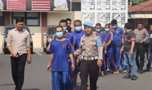 Polres Karawang Bongkar Sindikat Peredaran Narkoba Berkedok Toko Kelontong dan Konter Pulsa Para pelaku penyalahgunaan dan peredaran narkoba saat digiring di Polres Karawang. (dok.humas polres Karawang)
