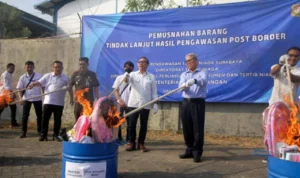 Menteri Perdagangan Musnahkan Produk Impor Ilegal Bernilai 12 Miliar Menteri Perdagangan Musnahkan Produk Impor Ilegal Bernilai 12 Miliar