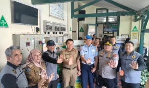 KOMPAK: Kadisdik Jabar, Wahyu Mijaya bersama stakeholder lainnya foto bersama usai kegiatan dengan Tim Saber Pungli Jabar di SMAN 3 Kota Bandung.