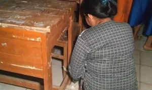 Orang Tua Murid Sengaja Ikat Meja dan Kursi Buat Pastikan Anaknya Duduk Paling Depan di Hari Pertama Sekolah