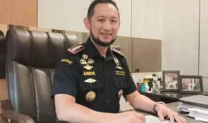 JABAR EKSPRES - Komisi Pemberantasan Korupsi (KPK) kini sedang memeriksa Eks Kepala Bea dan Cukai Makassar Andhi Pramono, Jum'at (7/7). Pemeriksaan Andhi Pramono terkait dugaan kasus gratifikasi dan tindak pidana pencucian uang (TPPU). "Benar, hari ini pihak yang ditetapkan sebagai tersangka dalam perkara gratifikasi dan TPPU di Ditjen Bea Cukai telah hadir di Gedung Merah Putih," kata Kepala Bagian Pemberitaan KPK Ali Fikri (7/7), melansir dari laman Antara. Ali menyatakan bahwa Andhi Pramono saat ini sedang dilakukan pemeriksaan di gedung Merah Putih KPK. "Saat ini, yang bersangkutan sedang menjalani pemeriksaan oleh Tim Penyidik. Perkembangannya akan kami sampaikan," ujarnya. Sampai saat ini belum ada keterangan resmi apakah Andhi akan ditahan atau tidak. Namun Ali akan memberikan informasi lebih lanjut kedepannya jika sudah melakukan pemeriksaan. "Perkembangannya akan kami sampaikan," ujarnya. Baca Juga: Imam Supriyanto Punya Bukti Moeldoko Bekingi Al Zaytun Andhi Pramono ditetapkan tersangka oleh KPK pada tanggal 12/6/2023 dengan dugaan kasus TPPU. Andhi disorot lantaran memiliki aset kekayaan yang tidak normal dengan pekerjaannya. Selain dirinya istri serta anaknya pun menjadi sorotan karena sering berjalan ke luar negeri dengan fasilitas dan transportasi mewah, dan memamerkan barang-barang mewah di media sosial. Kronologi kasus Andhi berawal dari klarifikasi Laporan Harta Kekayaan Penyelenggara Negara (LHKPN) selanjutnya dilakukan penyelidikan serta penyidikan. Hingga saat ini dia belum ditahan, namun tak diperkenankan untuk pergi ke luar negeri selam kurun waktu enam bulan mulai 15/5/2023 sampai 15/11/2023. Penyidik KPK telah memperoleh sejumlah barang bukti berkaitan dengan usaha untuk menyembunyikan sejumlah aset yang diduga hasil dari korupsi dari tersangka Andhi Pramono. Ketua KPK Firli Bahuri dalam rapat dengar pendapat (RDP) bersama Komisi III DPR RI mengatakan bahwa Andhi telah melakukan sejumlah transaksi yang mencurigakan Rp60 miliar. Perihal tersebut bertolak belakang dengan LHKPN Andhi pada 2021 yang hanya Rp13,7 miliar. Tak berselang lama KPK memperoleh sejumlah bukti Andhi yang ingin melarikan aset yang diduga hasil dari korupsi dan KPK menetapkan Andhi Pramono sebagai tersangka TPPU.