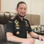 JABAR EKSPRES - Komisi Pemberantasan Korupsi (KPK) kini sedang memeriksa Eks Kepala Bea dan Cukai Makassar Andhi Pramono, Jum'at (7/7). Pemeriksaan Andhi Pramono terkait dugaan kasus gratifikasi dan tindak pidana pencucian uang (TPPU). "Benar, hari ini pihak yang ditetapkan sebagai tersangka dalam perkara gratifikasi dan TPPU di Ditjen Bea Cukai telah hadir di Gedung Merah Putih," kata Kepala Bagian Pemberitaan KPK Ali Fikri (7/7), melansir dari laman Antara. Ali menyatakan bahwa Andhi Pramono saat ini sedang dilakukan pemeriksaan di gedung Merah Putih KPK. "Saat ini, yang bersangkutan sedang menjalani pemeriksaan oleh Tim Penyidik. Perkembangannya akan kami sampaikan," ujarnya. Sampai saat ini belum ada keterangan resmi apakah Andhi akan ditahan atau tidak. Namun Ali akan memberikan informasi lebih lanjut kedepannya jika sudah melakukan pemeriksaan. "Perkembangannya akan kami sampaikan," ujarnya. Baca Juga: Imam Supriyanto Punya Bukti Moeldoko Bekingi Al Zaytun Andhi Pramono ditetapkan tersangka oleh KPK pada tanggal 12/6/2023 dengan dugaan kasus TPPU. Andhi disorot lantaran memiliki aset kekayaan yang tidak normal dengan pekerjaannya. Selain dirinya istri serta anaknya pun menjadi sorotan karena sering berjalan ke luar negeri dengan fasilitas dan transportasi mewah, dan memamerkan barang-barang mewah di media sosial. Kronologi kasus Andhi berawal dari klarifikasi Laporan Harta Kekayaan Penyelenggara Negara (LHKPN) selanjutnya dilakukan penyelidikan serta penyidikan. Hingga saat ini dia belum ditahan, namun tak diperkenankan untuk pergi ke luar negeri selam kurun waktu enam bulan mulai 15/5/2023 sampai 15/11/2023. Penyidik KPK telah memperoleh sejumlah barang bukti berkaitan dengan usaha untuk menyembunyikan sejumlah aset yang diduga hasil dari korupsi dari tersangka Andhi Pramono. Ketua KPK Firli Bahuri dalam rapat dengar pendapat (RDP) bersama Komisi III DPR RI mengatakan bahwa Andhi telah melakukan sejumlah transaksi yang mencurigakan Rp60 miliar. Perihal tersebut bertolak belakang dengan LHKPN Andhi pada 2021 yang hanya Rp13,7 miliar. Tak berselang lama KPK memperoleh sejumlah bukti Andhi yang ingin melarikan aset yang diduga hasil dari korupsi dan KPK menetapkan Andhi Pramono sebagai tersangka TPPU.