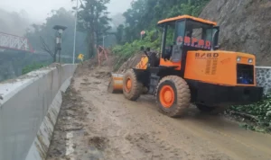 TBeberapa Alat berat yang digunakan untuk membukaan jalan di KM59 akibat Banjir Lumajang, Sabtu (8/7). (dok. BPBD Kabupaten Lumajang)