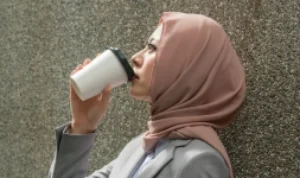 Kenapa Islam Melarang Minum Sambil Berdiri, Berikut Penjelasanya !
